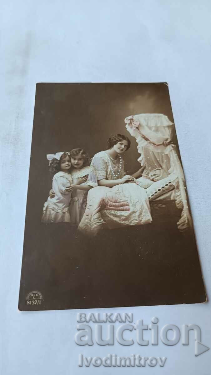 Carte poștală Femeie două fetițe și un copil