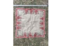 O fata de masa mica cu broderie