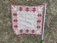 O fata de masa mica cu broderie