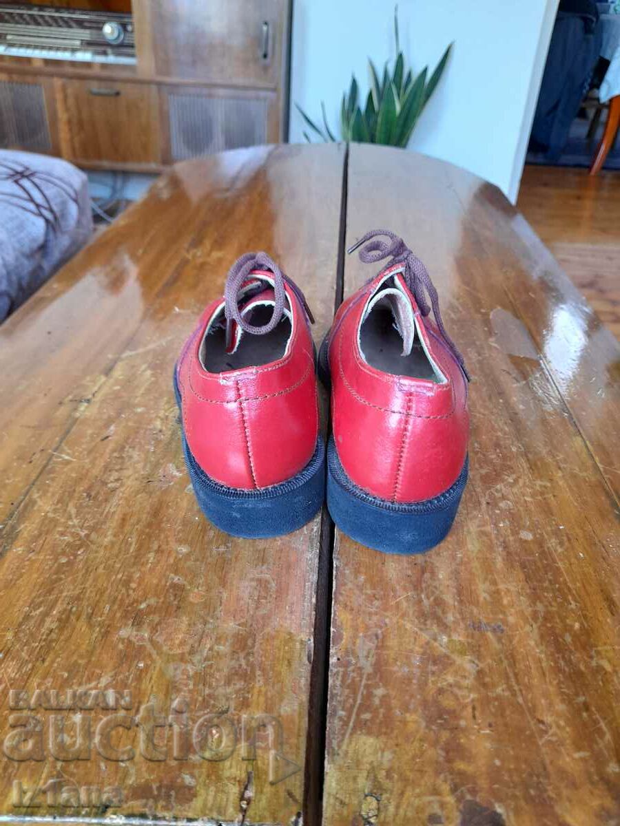 Delivery of Old children's shoes