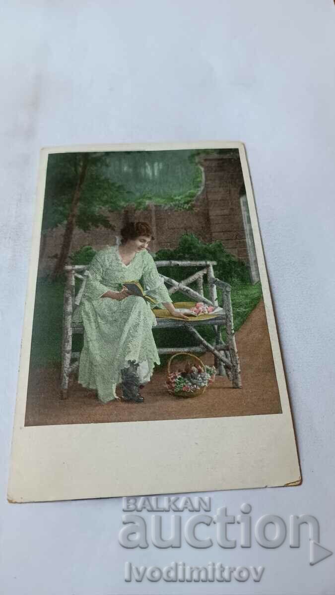 Καρτ ποστάλ Γυναίκα με ανοιχτό πράσινο φόρεμα σε πάγκο σημύδας