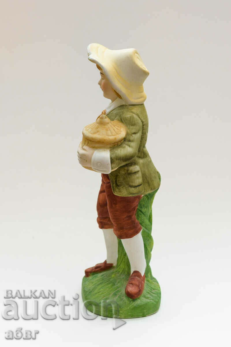 Figura unui tânăr cu o cutie în mână - 5 Figura unui tânăr cu o cutie în mână - 5