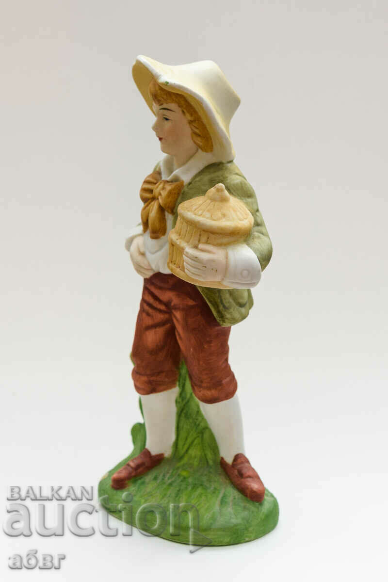 Figura unui tânăr cu o cutie în mână - 6 Figura unui tânăr cu o cutie în mână - 6