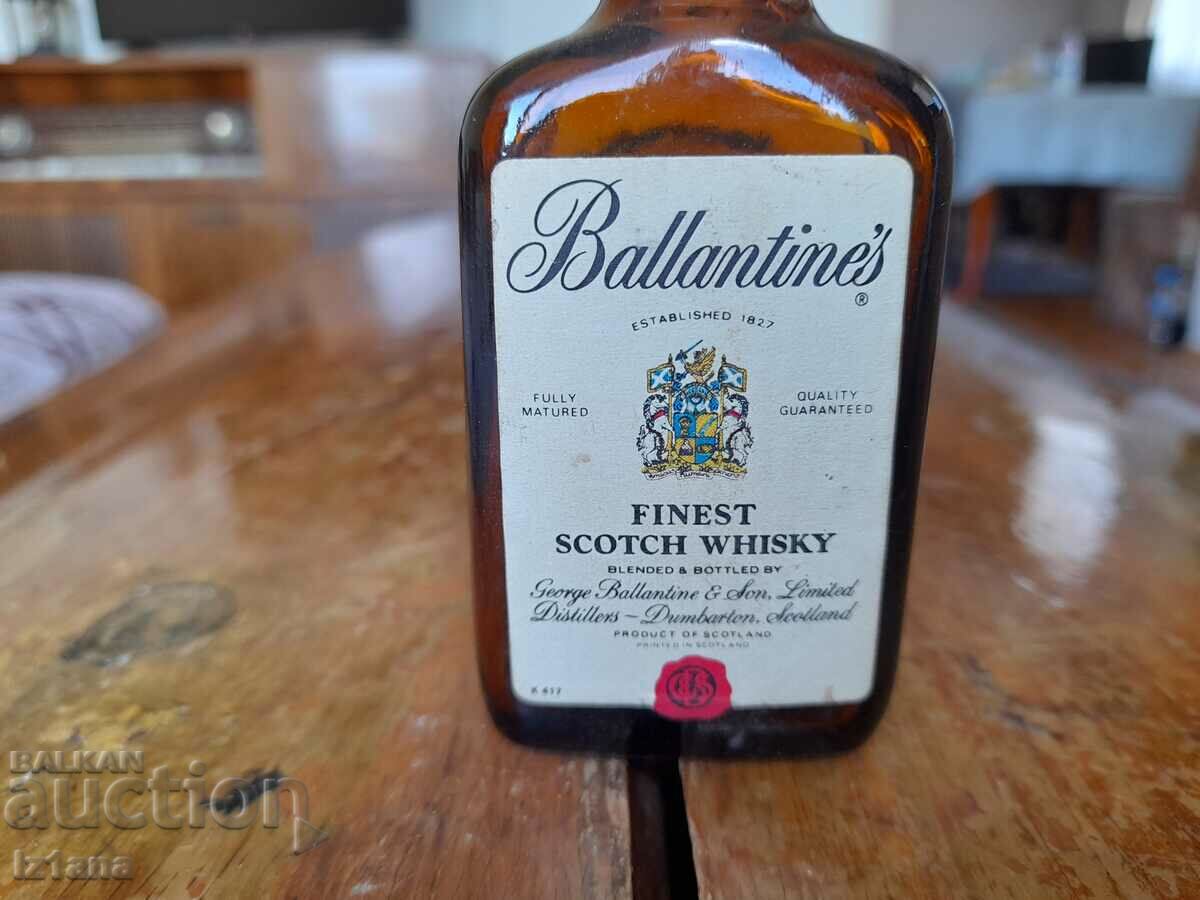 O sticlă veche Ballantines cu preț 12.00 BGN | € 6.14 O sticlă veche Ballantines cu preț 12.00 BGN | € 6.14