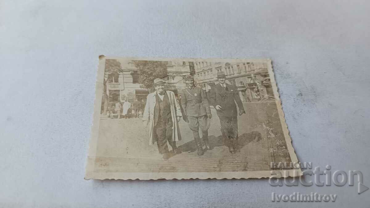 Φωτογραφία Σοφία Ένας αξιωματικός και δύο άνδρες σε μια βόλτα