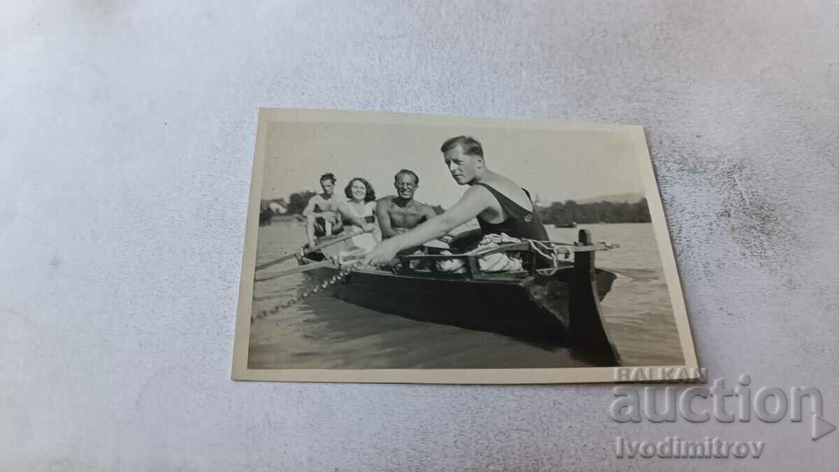 Снимка Трима млади мъже и девойка с лодка в реката 1931