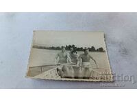 Снимка Четирима млади мъже с лодка в морето