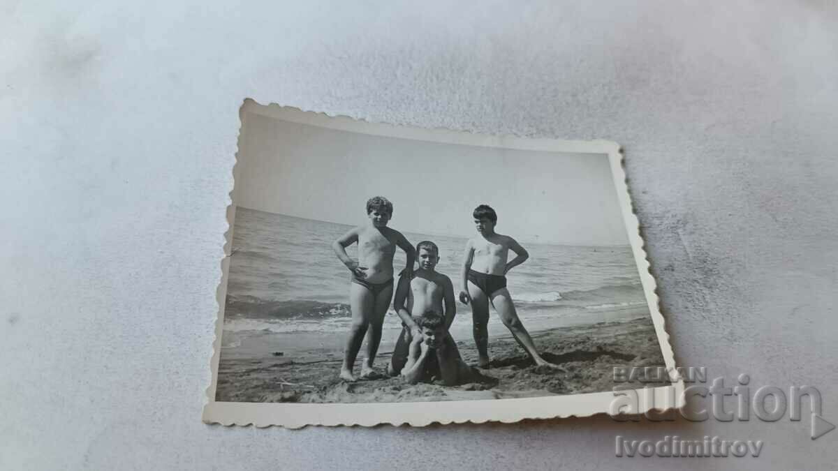 Fotografie Patru băieți pe plajă