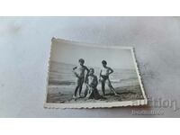 Φωτογραφία Τέσσερα αγόρια στην παραλία