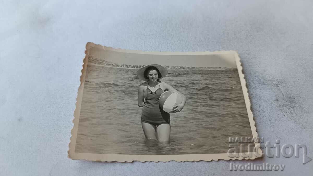Снимка Созопол Младо момиче на брега на морето 1958