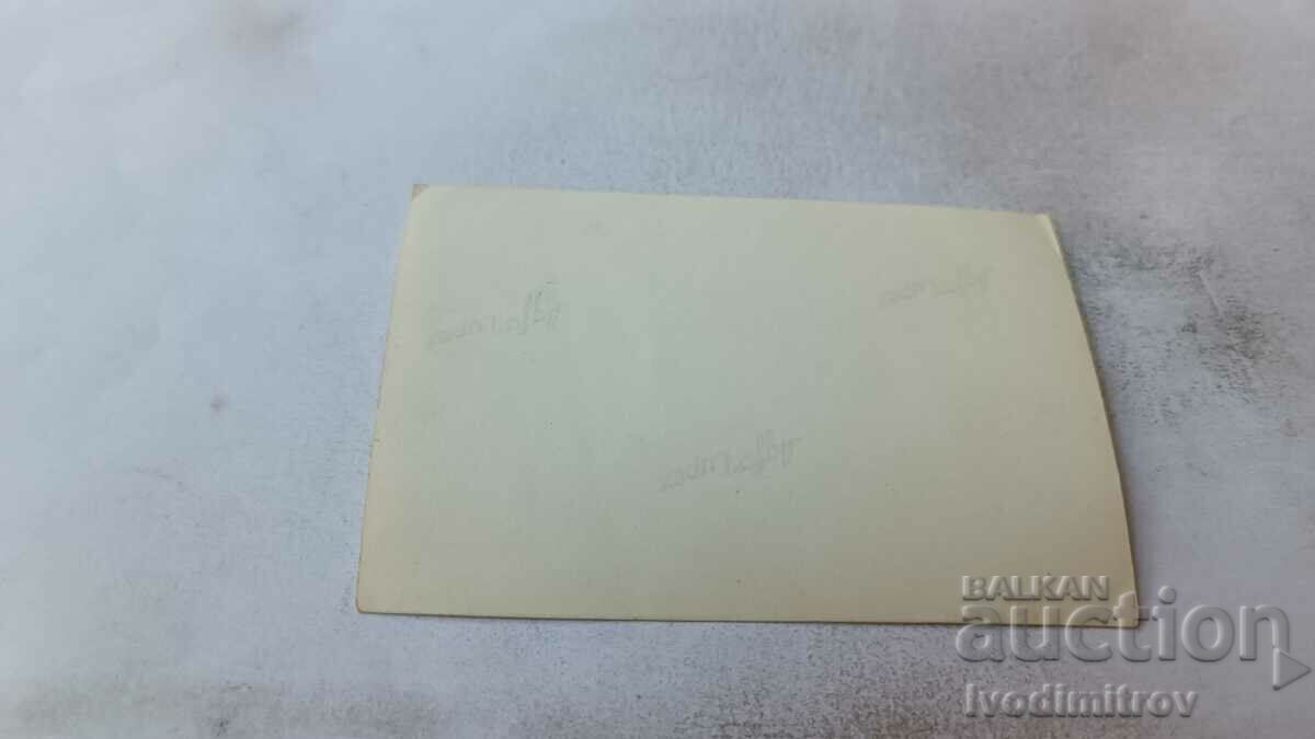 Φωτογραφία Νεαρό κορίτσι στην προβλήτα με τιμή 1.45 BGN | € 0.74 Φωτογραφία Νεαρό κορίτσι στην προβλήτα με τιμή 1.45 BGN | € 0.74