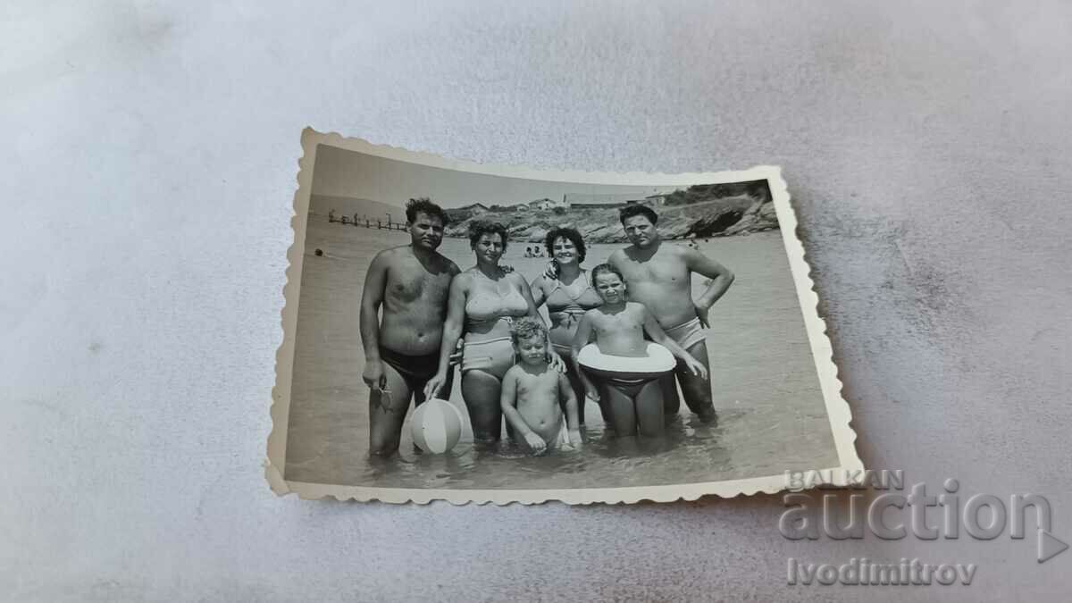 Photo Kiten Men, women and children on the seashore 1964