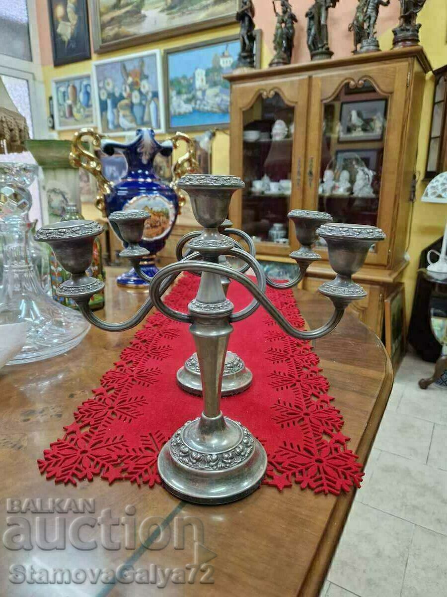 Livrarea O pereche de sfeșnice străvechi placate cu argint Livrarea O pereche de sfeșnice străvechi placate cu argint
