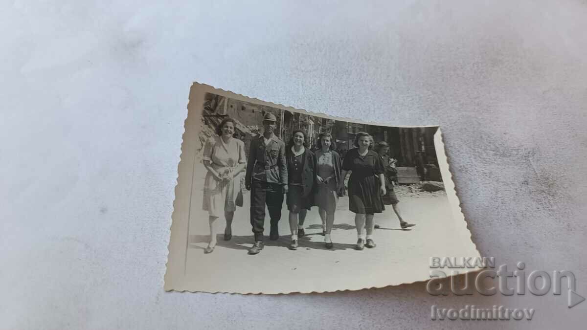 Φωτογραφία Σοφία Ένας αξιωματικός και τέσσερις νεαρές γυναίκες σε έναν περίπατο