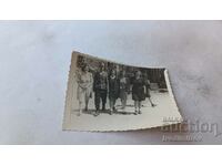 Φωτογραφία Σοφία Ένας αξιωματικός και τέσσερις νεαρές γυναίκες σε έναν περίπατο
