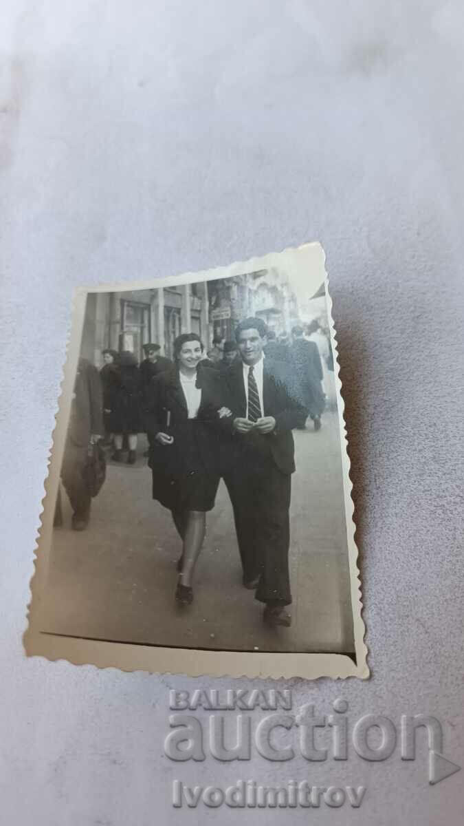 Φωτογραφία Σοφία Ένας άνδρας και μια νεαρή γυναίκα σε έναν περίπατο 1946