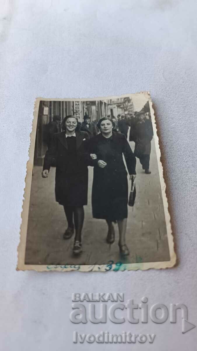 Снимка София Две жени на разходка 1939