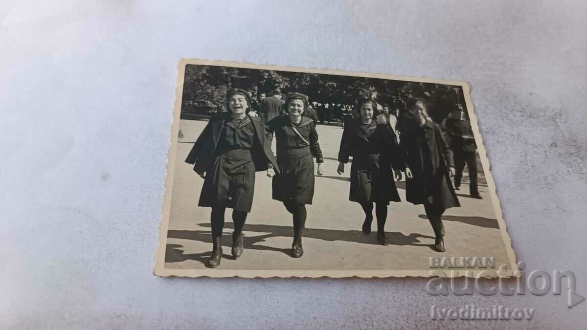 Photo Burgas Four schoolgirls from class VII 1941