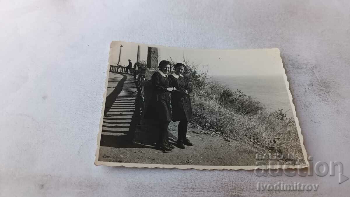 С-ка Бургасъ Две ученички от VII кл. в Морската градина 1941
