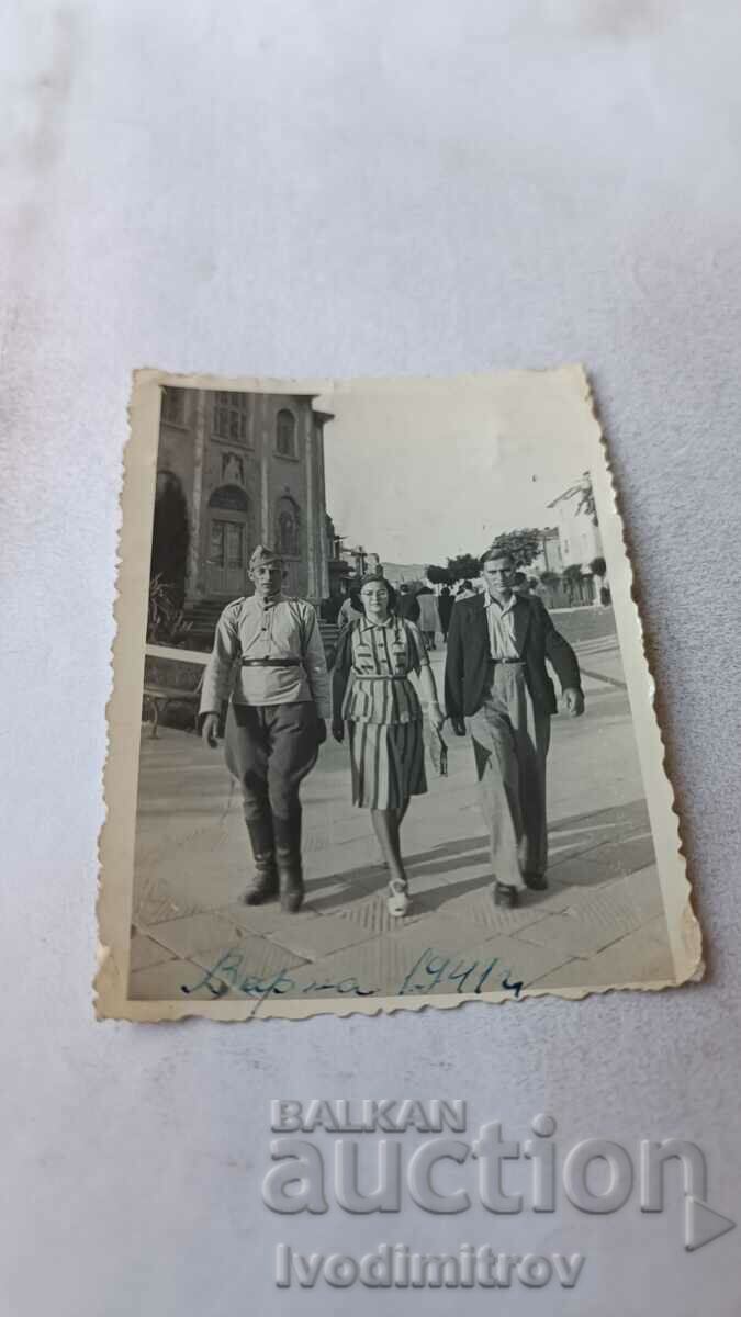 Снимка Варна Офицер мъж и жена на разходка 1941