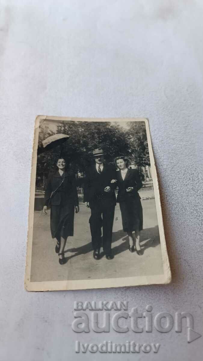 Photo Varna A man and two women on a walk 1948
