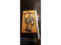 Сувенир от мед и дърво стенен женска глава ритон