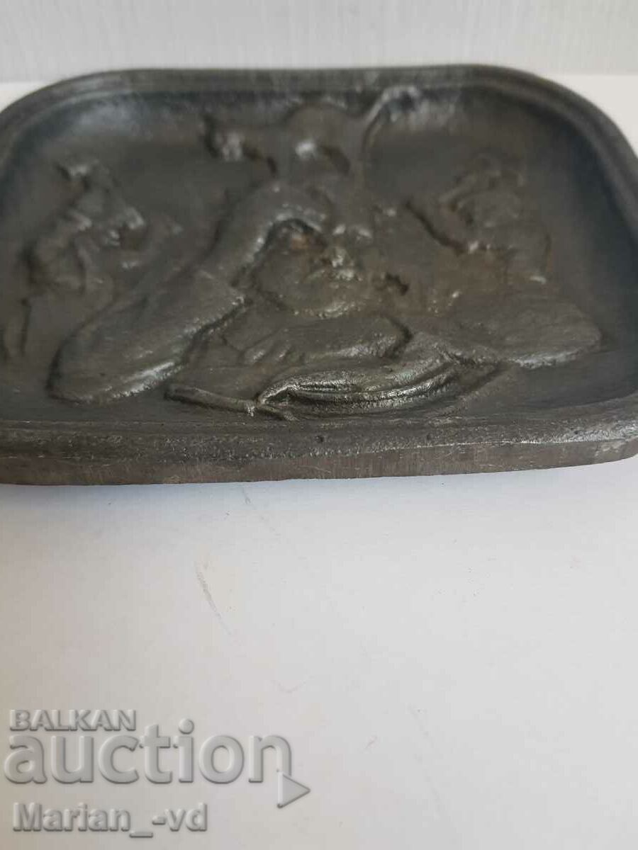 Placa din fonta cu scena cu preț 30.00 BGN | € 15.34