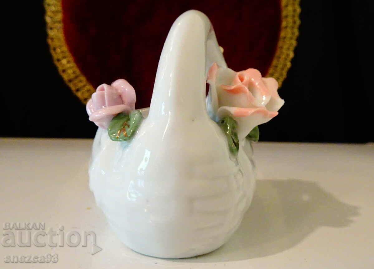 Auction Porcelain figurine Swan, jeweler. Auction Porcelain figurine Swan, jeweler.
