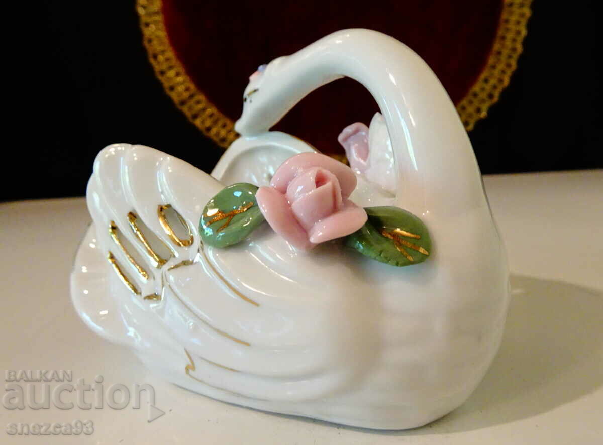 Delivery of Porcelain figurine Swan, jeweler. Delivery of Porcelain figurine Swan, jeweler.