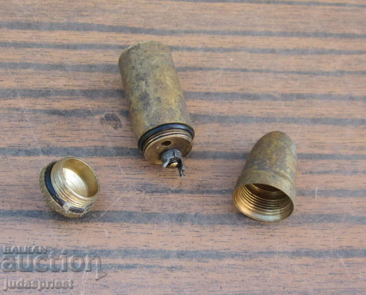 Παράδοση παλιό στρατιωτικό μπρούτζινο φυσίγγιο αναπτήρα βενζίνης για επισκευή Παράδοση παλιό στρατιωτικό μπρούτζινο φυσίγγιο αναπτήρα βενζίνης για επισκευή