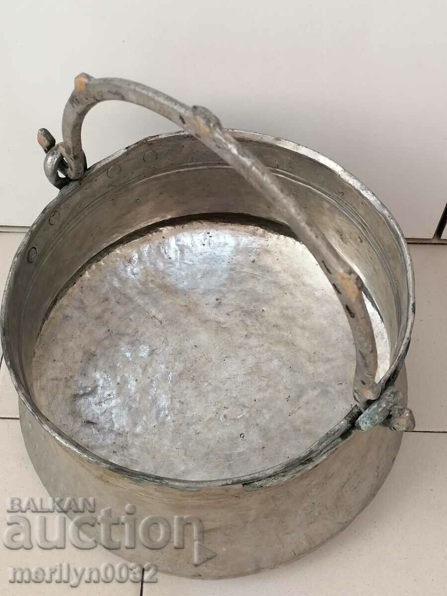 Auction An old copper boiler, a pot, a malt, a baker Auction An old copper boiler, a pot, a malt, a baker