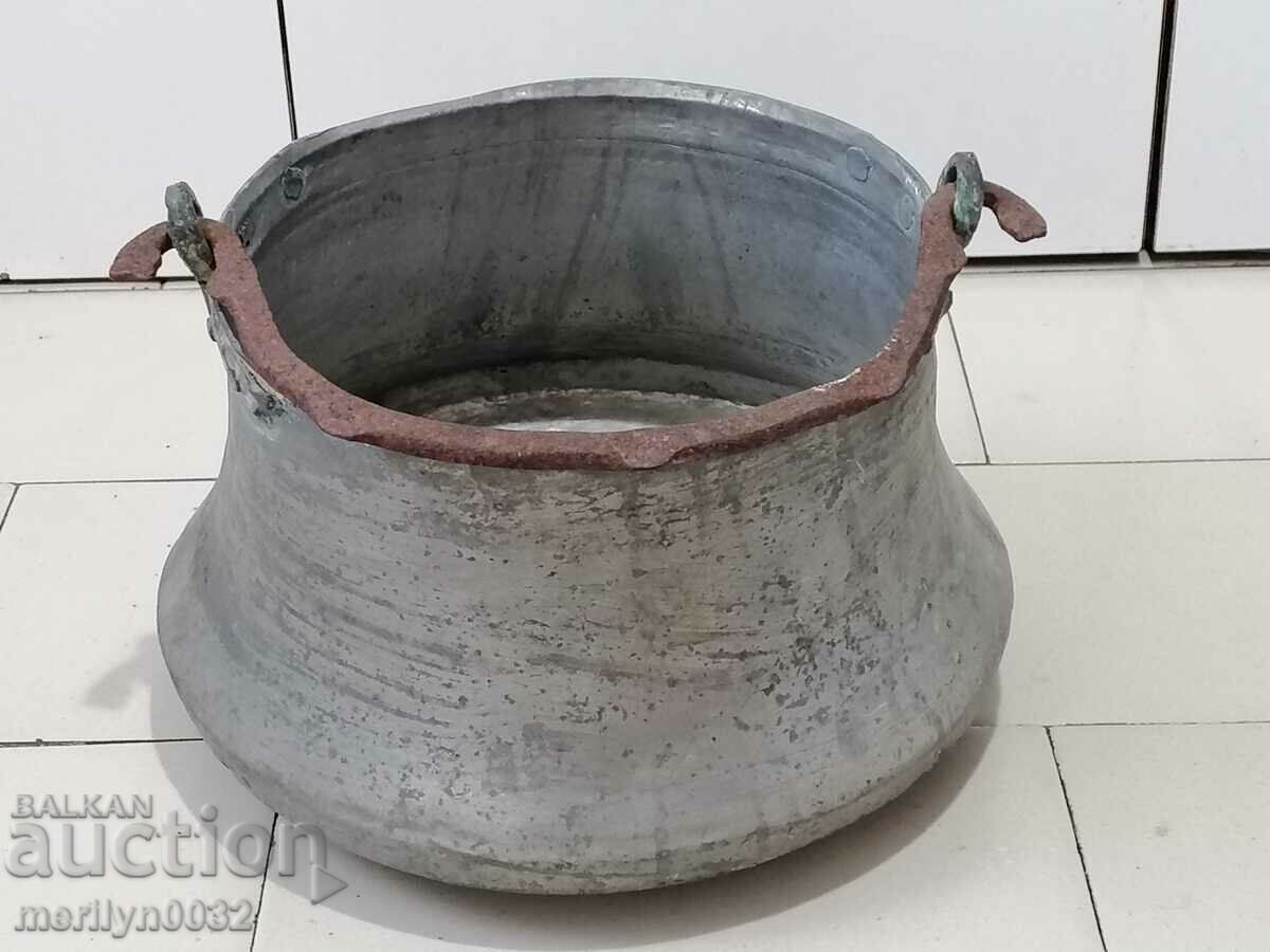 Auction An old copper boiler, a pot, a malt, a baker Auction An old copper boiler, a pot, a malt, a baker