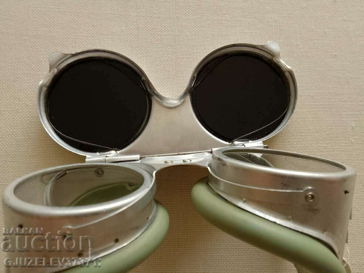 Delivery of Glasses are used by the expedition, in the sports motor sector Delivery of Glasses are used by the expedition, in the sports motor sector