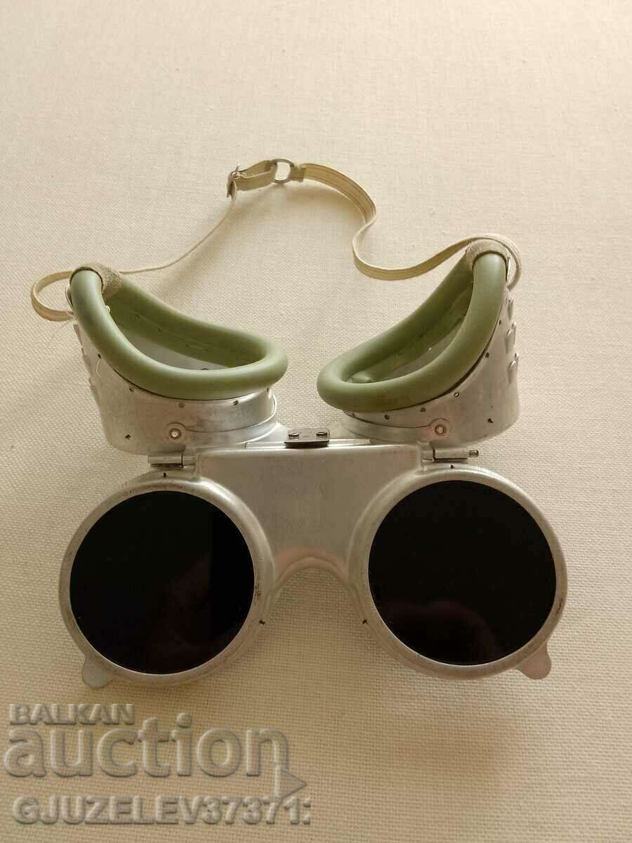 Glasses are used by the expedition, in the sports motor sector