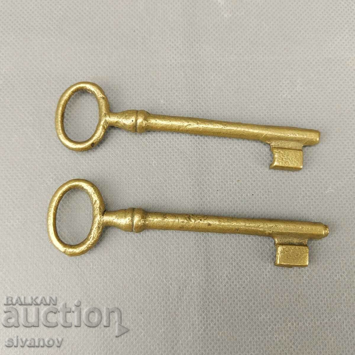 Стари бронзови ключове 2 броя #0394