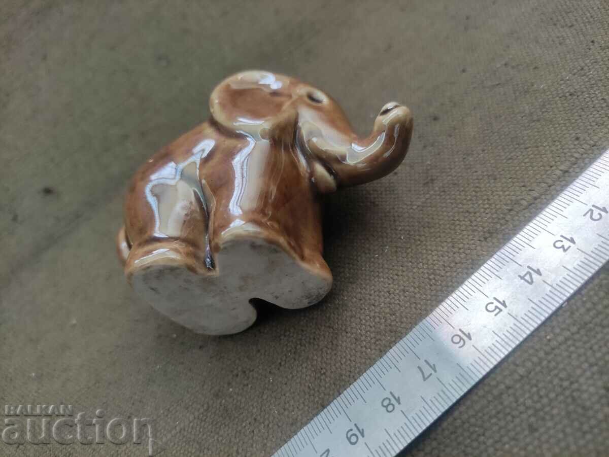 Delivery of elephant figurine