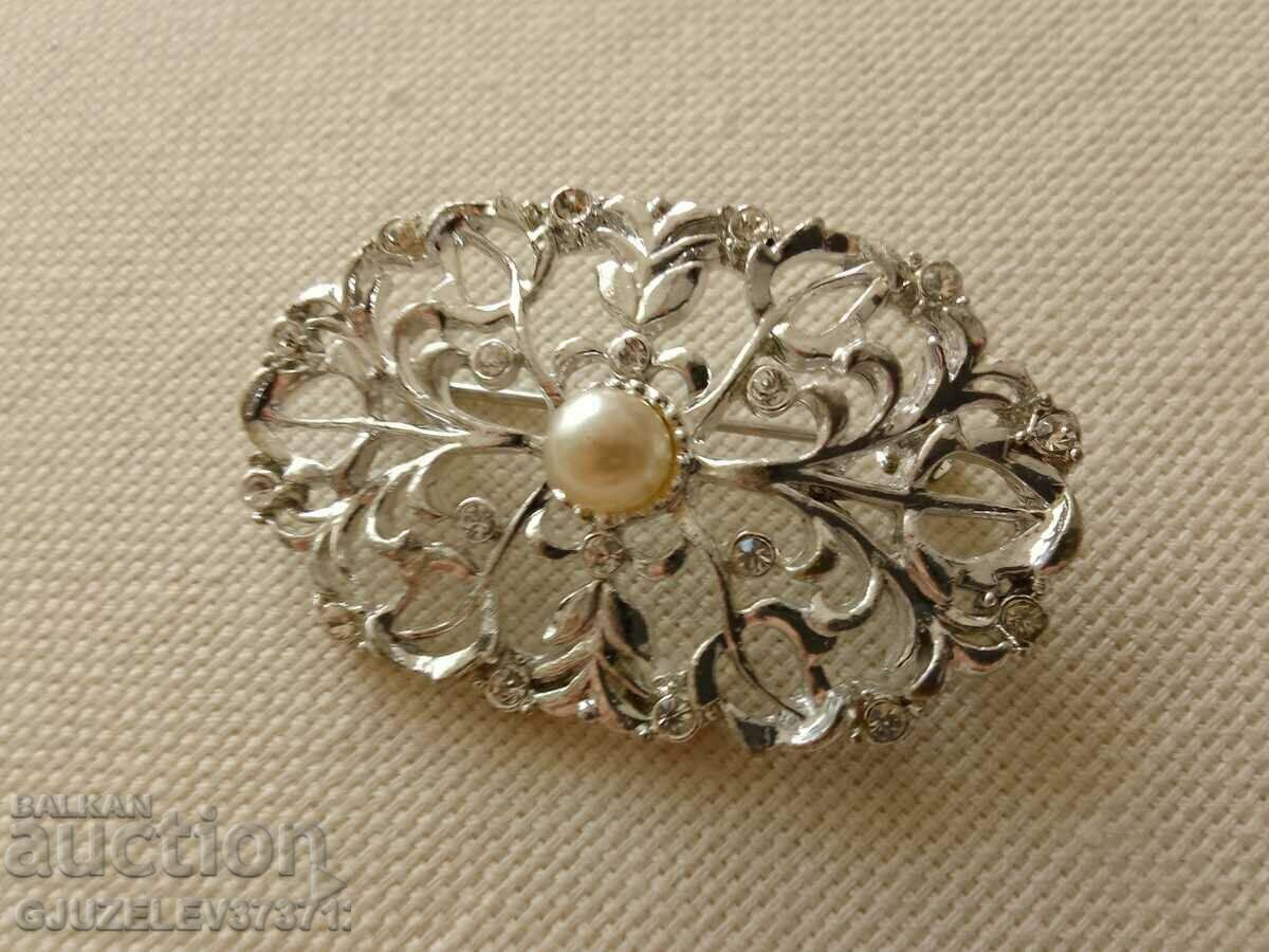 Delivery of Art Nouveau brooch Delivery of Art Nouveau brooch