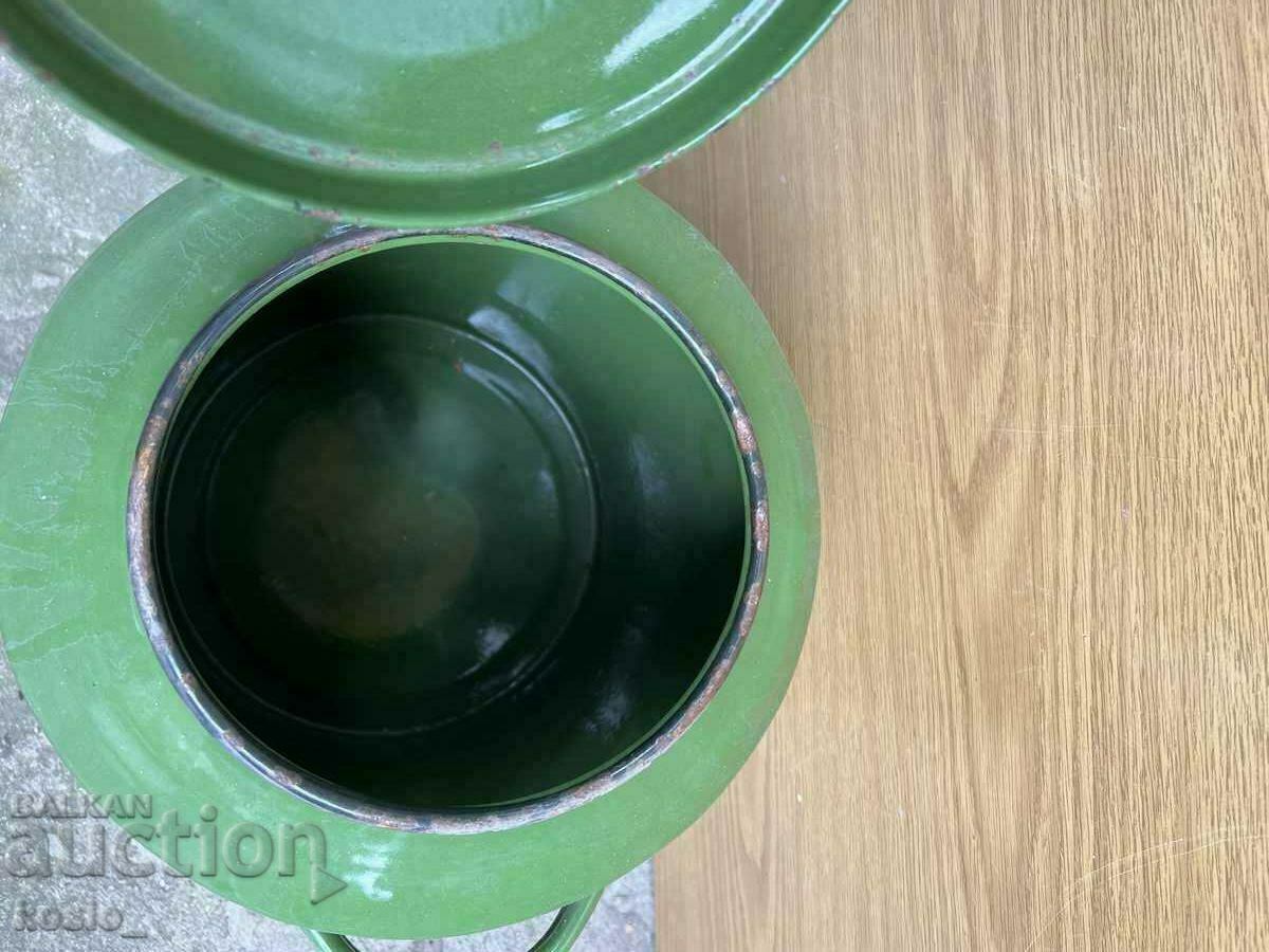 Δημοπρασία Ένα μεγάλο παλιό εμαγιέ γλαστράκι Δημοπρασία Ένα μεγάλο παλιό εμαγιέ γλαστράκι