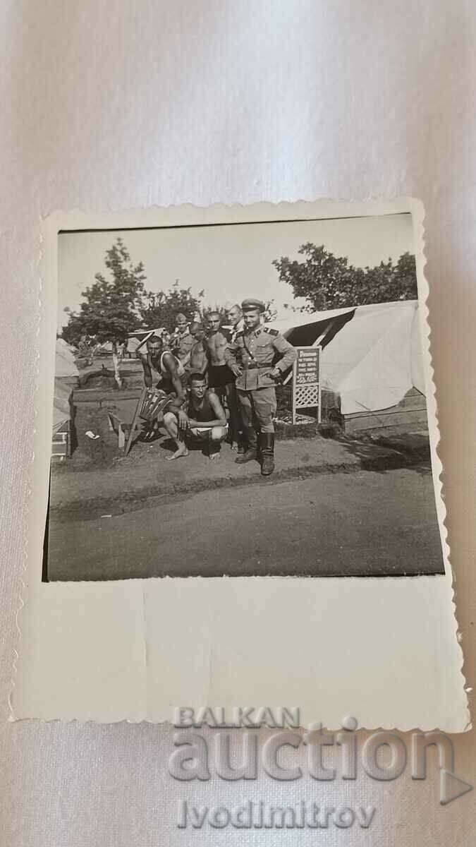 Снимка Офицери и войници голи до кръста пред палатки