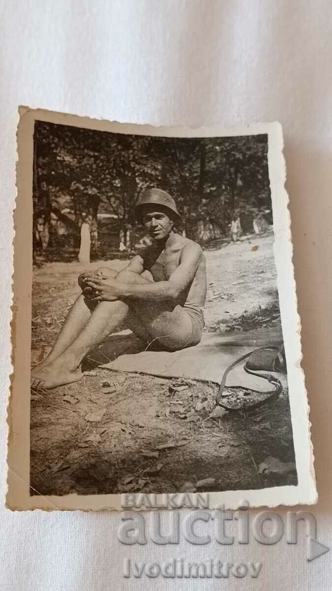 Φωτογραφία Στρατιώτης με σορτς και κράνος