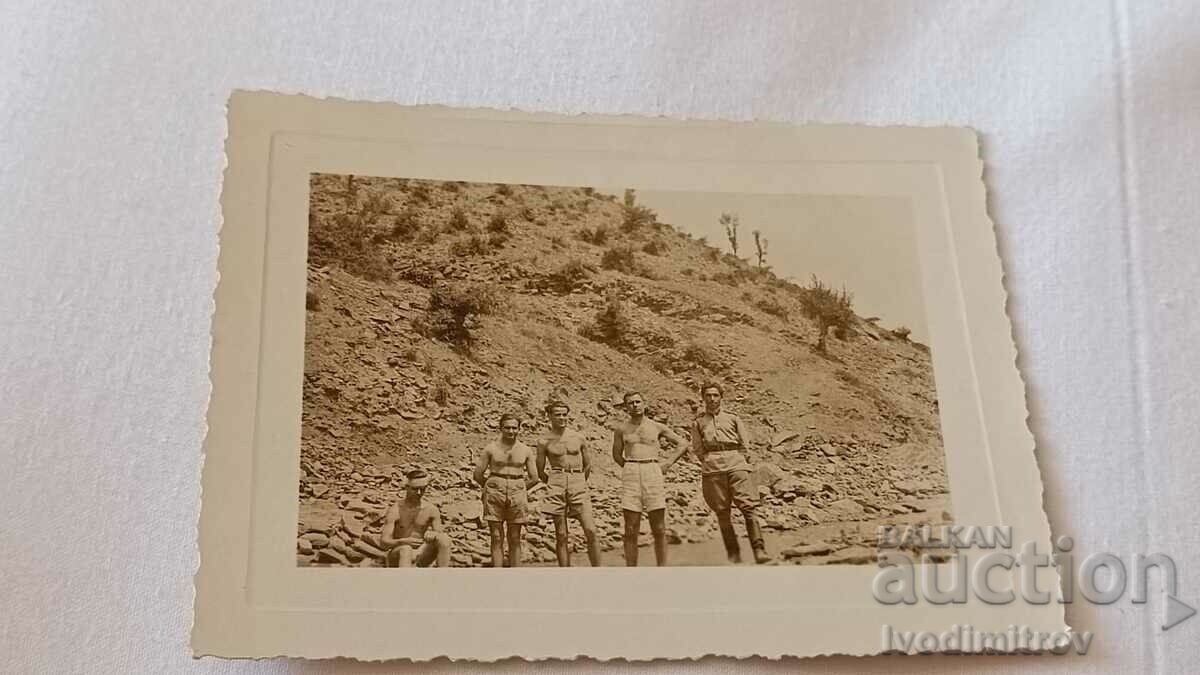 Foto Ofițeri și patru soldați în pantaloni scurți