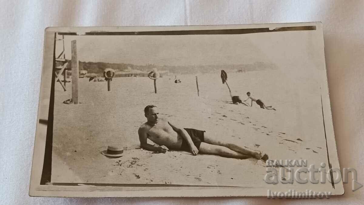 Снимка Варна Мъж с ретро бански на плажа 1928