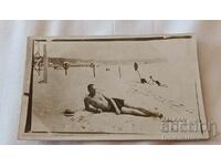 Φωτογραφία Βάρνα Ένας άντρας με ρετρό μαγιό στην παραλία 1928