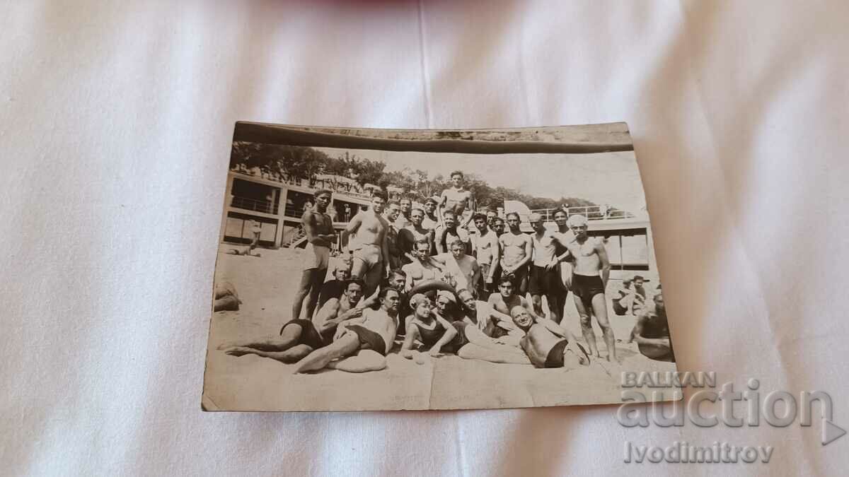 Fotografie Varna Bărbați și tineri în costume de baie retro pe plajă 1929