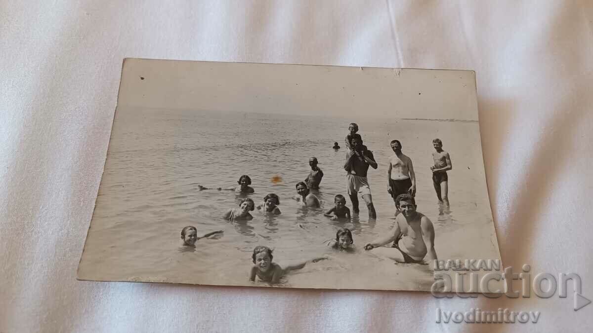 Снимка Анхиало Мъже девойки и деца на брега на морето 1934