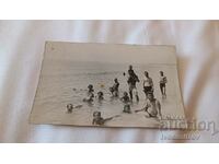 Fotografie Anchialo Bărbați, fete și copii pe malul mării 1934