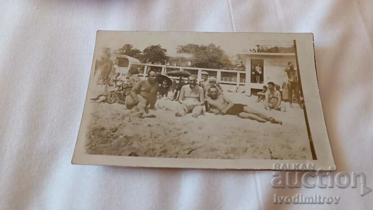 Снимка Варна Мъже и деца на плажа 1928