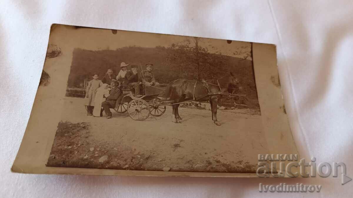 Снимка Сержант мъже жени и деца с магарешка каруца