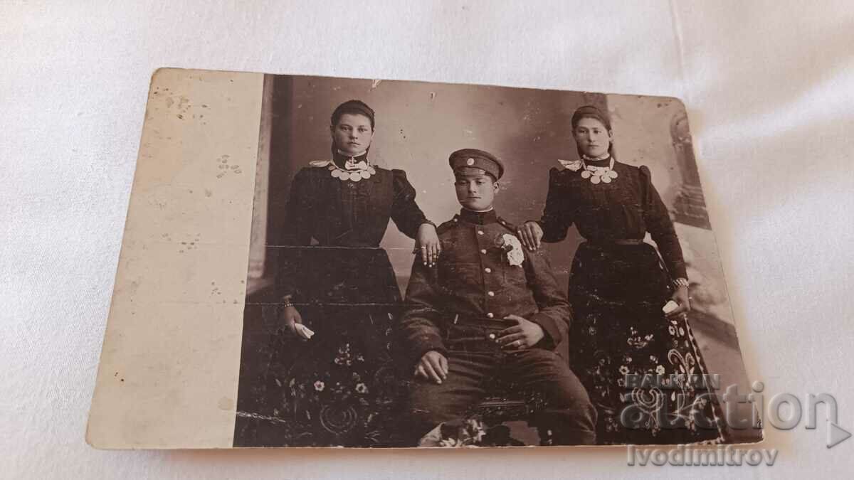 Φωτογραφία Στρατιώτης και δύο νεαρά κορίτσια με χρυσά περιδέραια