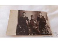 Foto Soldat și două fete tinere cu coliere de aur